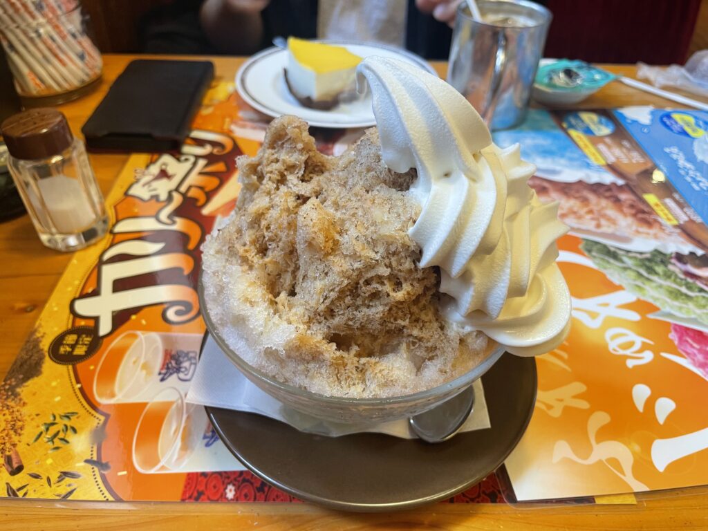 コメダ珈琲店のチャイかき氷、ミニサイズ。ソフトクリームをトッピング