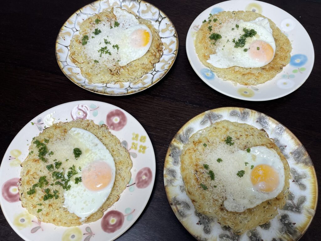 今井亮さんレシピ「そうめんガレット」を40代主婦が作ってみた写真。LEE8・9月合併号（2025年）、「エンタ麺でいこう」特集より。