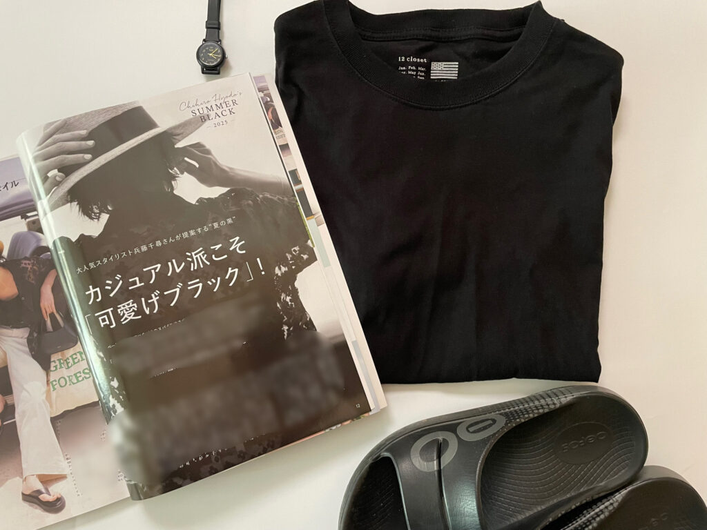 LEE8・9月号『カジュアル派こそ「可愛げブラック」！』のページとコーデ