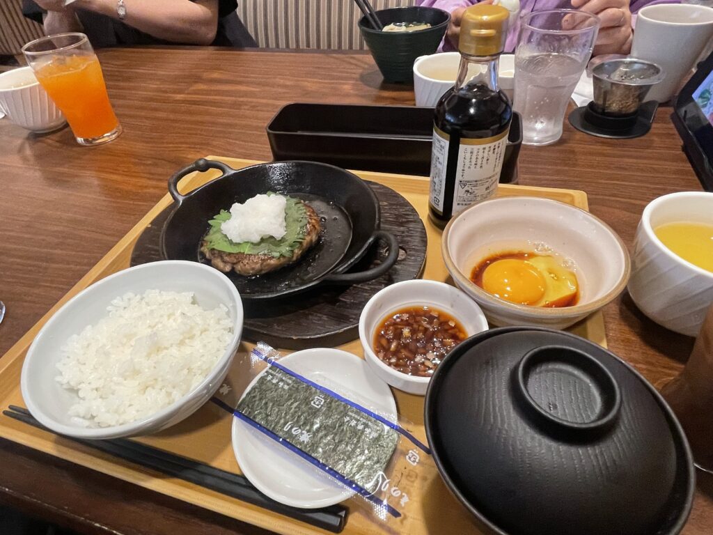 ジョナサンのモーニングのハンバーグ定食。生卵付き。