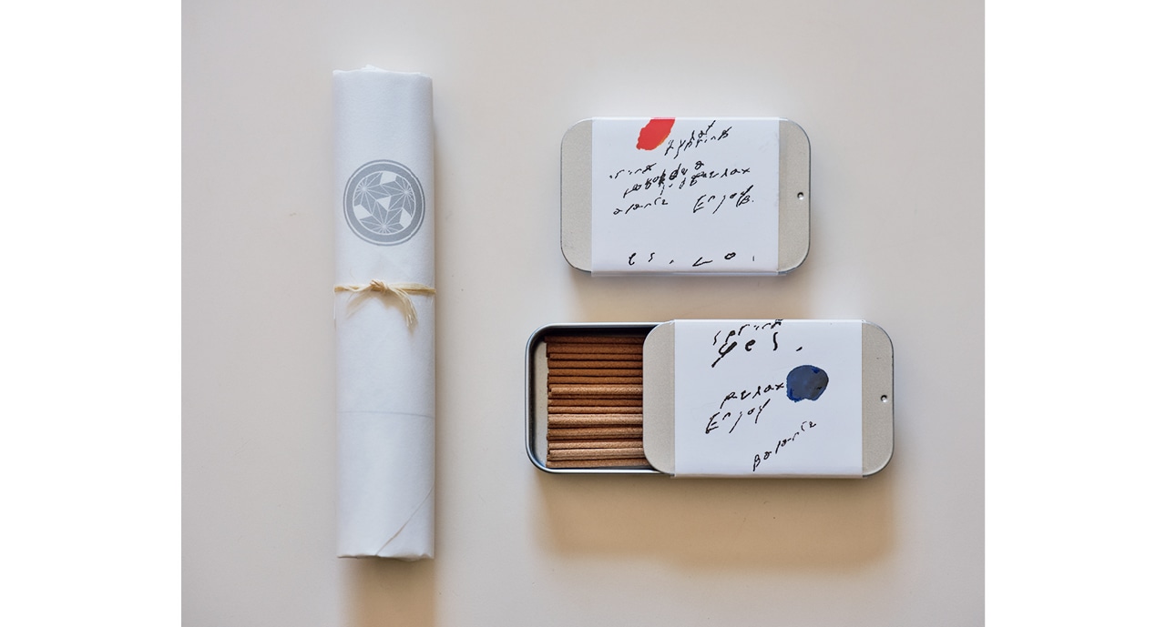 右はCASICAでのイベントの際に石井さんと東京香堂によるコラボレーションから生まれた、「心（shin）」と「地（chi）」（ともに販売終了）。左は、東京香堂の「あさ」。原料は空気を浄化するという麻の炭。