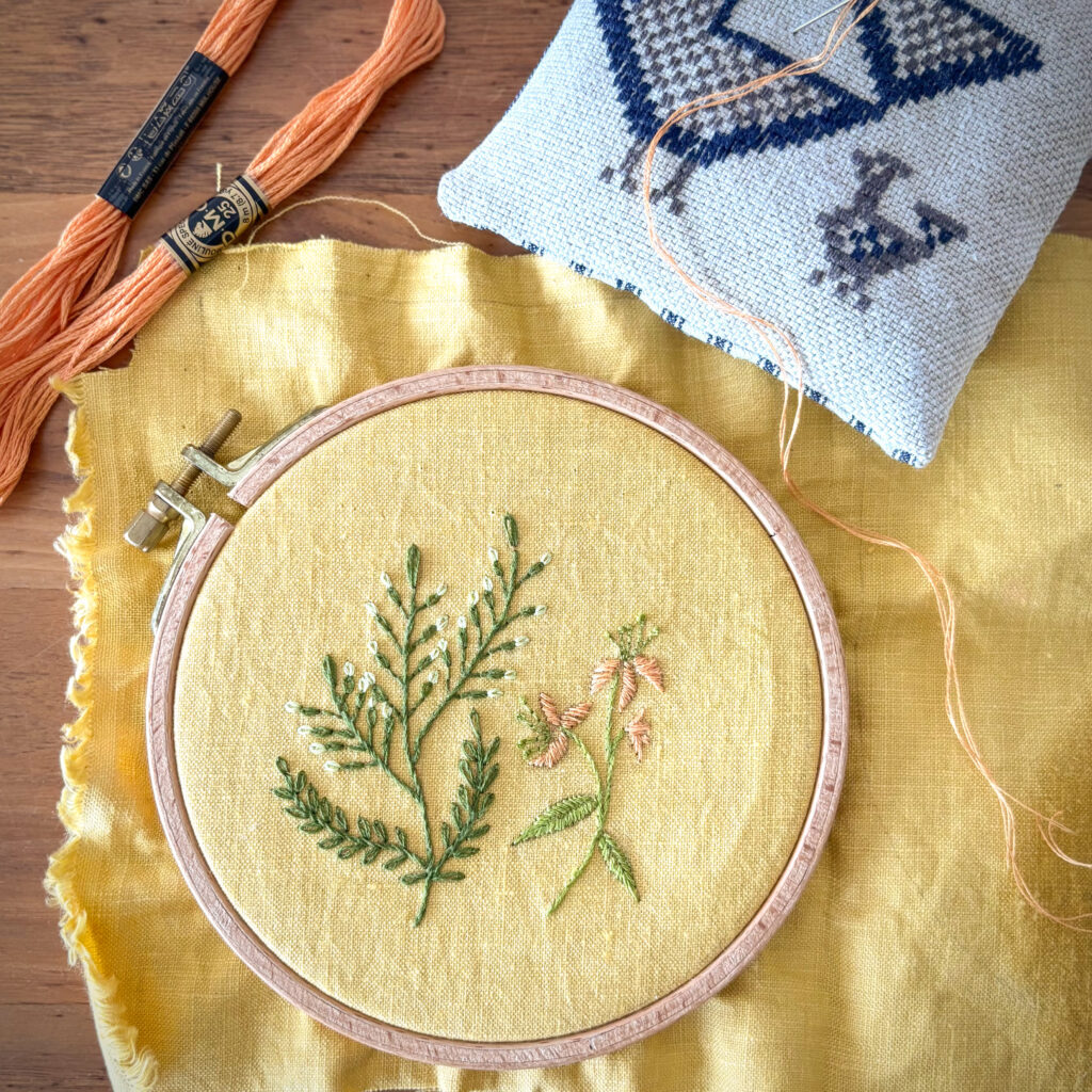 マカべアリスさんの『小さな野花の刺しゅう』掲載の図案『小さな夏草』の刺繍が完成した瞬間