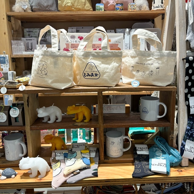 とみおかクリーニングの店内写真（木彫りの熊キャンドル）