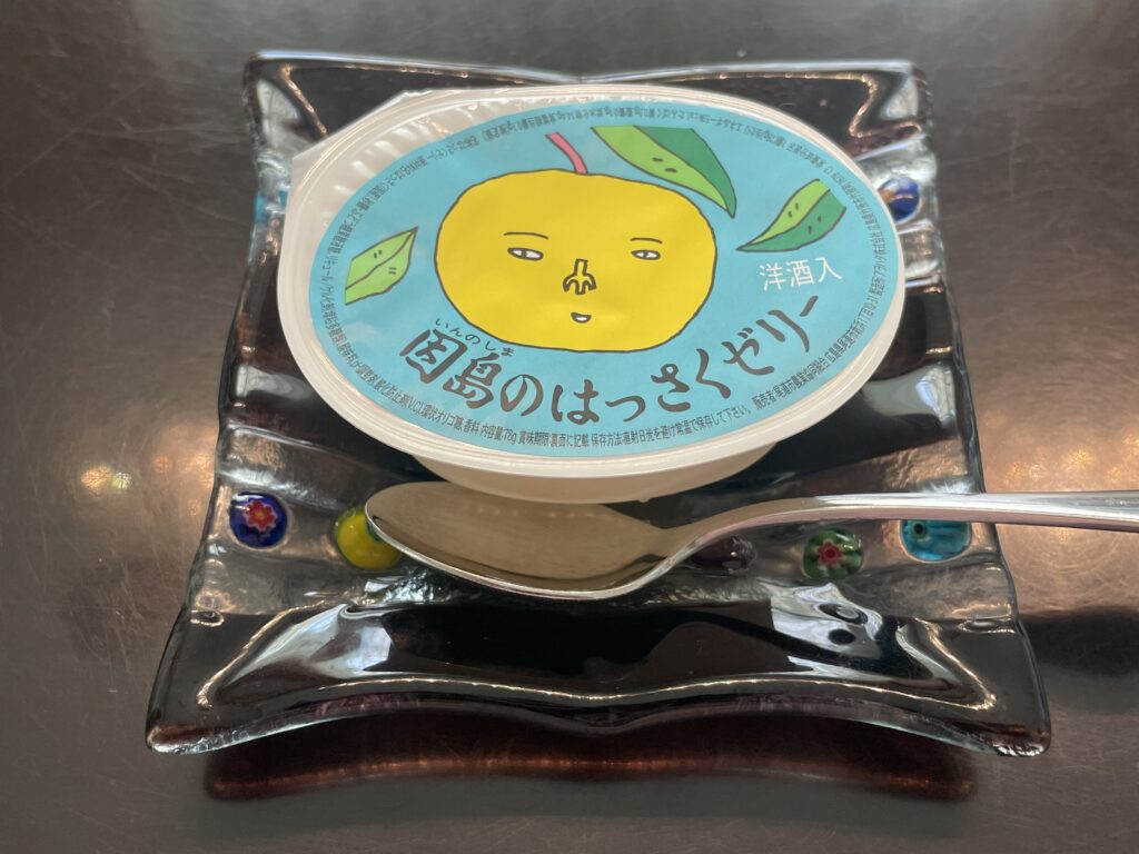 「因島のはっさくゼリー」が四角い形のガラス製のお皿にのせられている。