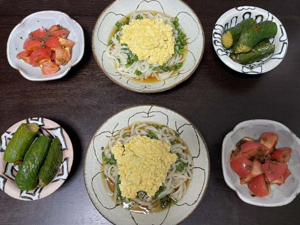 LEE最新号（2025年8・9月合併号）掲載の、近藤幸子さんレシピ「タルタルのっけうどん」を40代主婦が作ってみた写真。