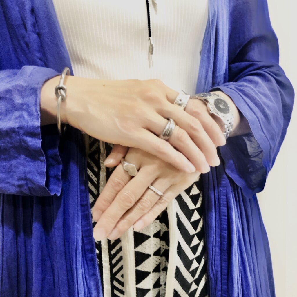 LEE100人隊の夏コーデ、手元のアクセサリー