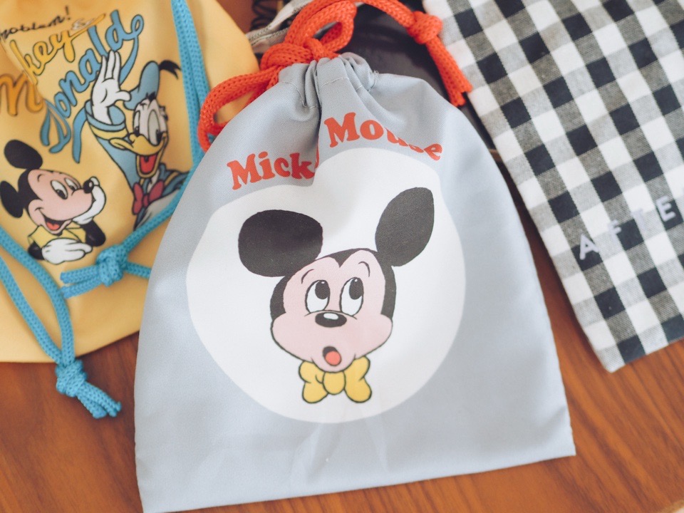 ダイソーのミッキーが描かれた巾着