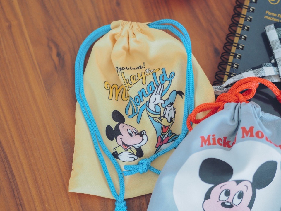 ダイソーのミッキーとドナルドが描かれた巾着
