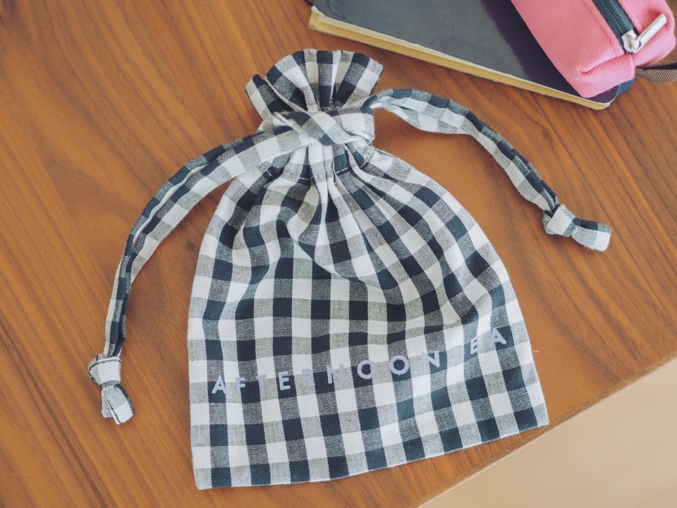 アフタヌーンティーの黒のギンガムチェックの巾着