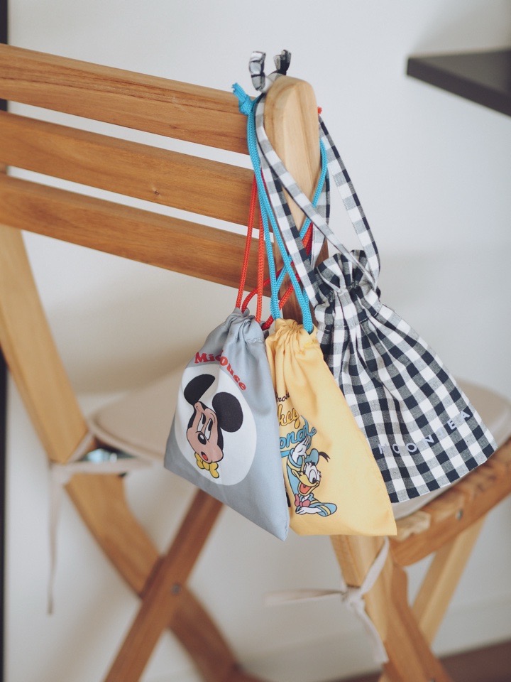 イスに３つの巾着が吊るされている