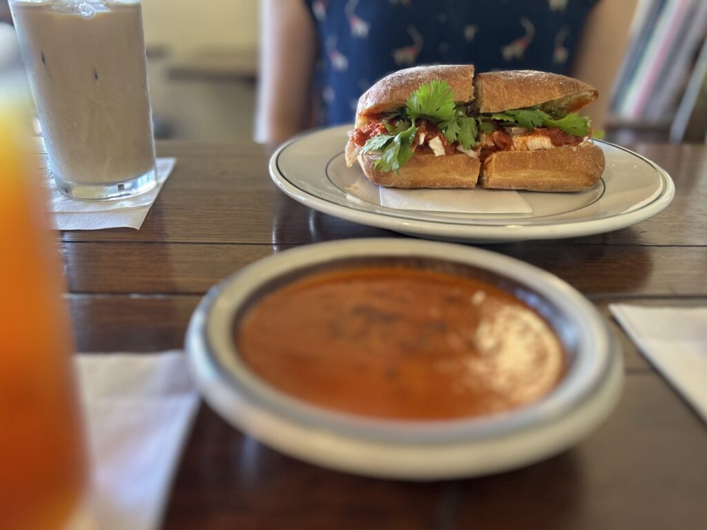 岐阜の美味しいバインミーのお店で食べているところ