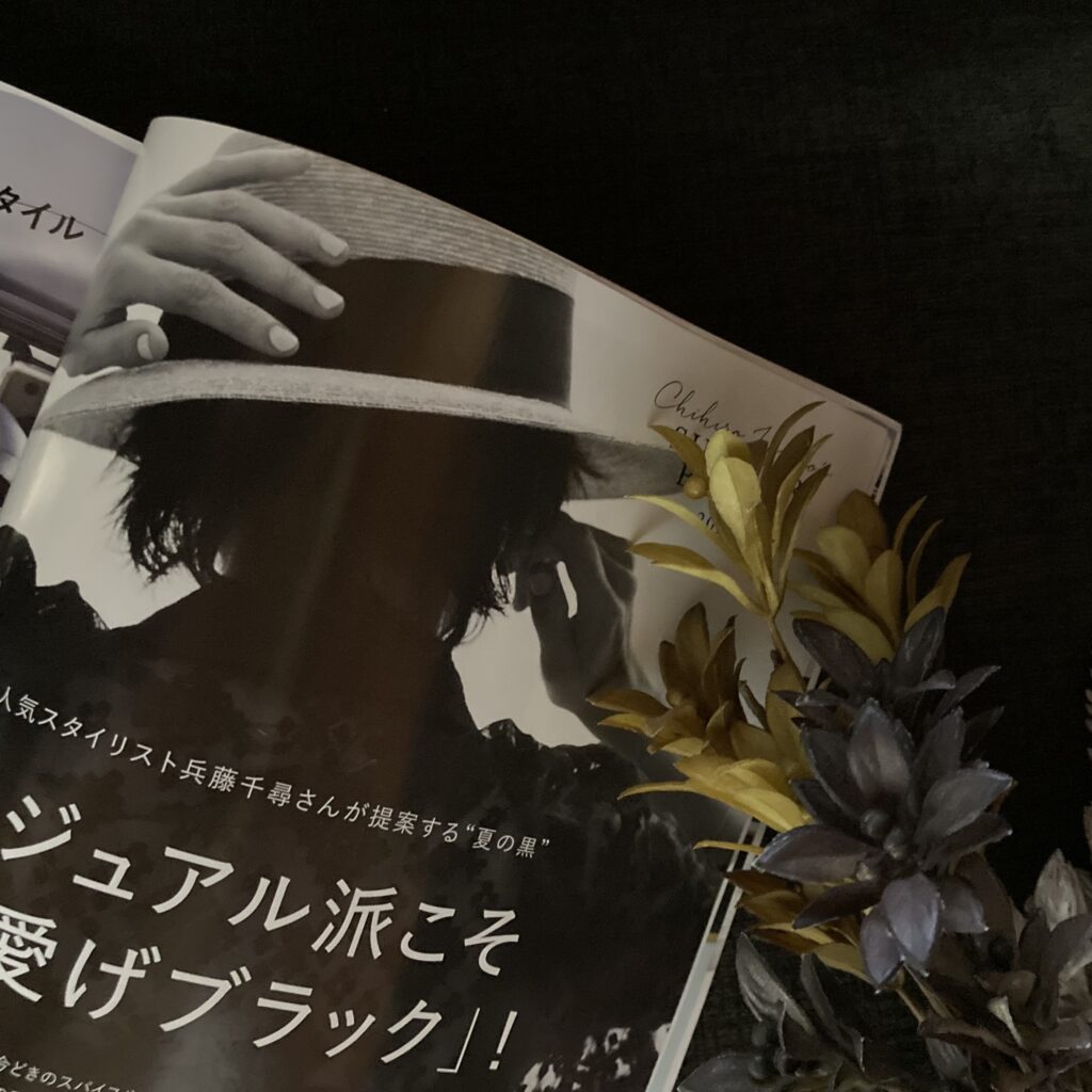 LEE8・9月号『カジュアル派こそ「可愛げブラック」！』のページ
