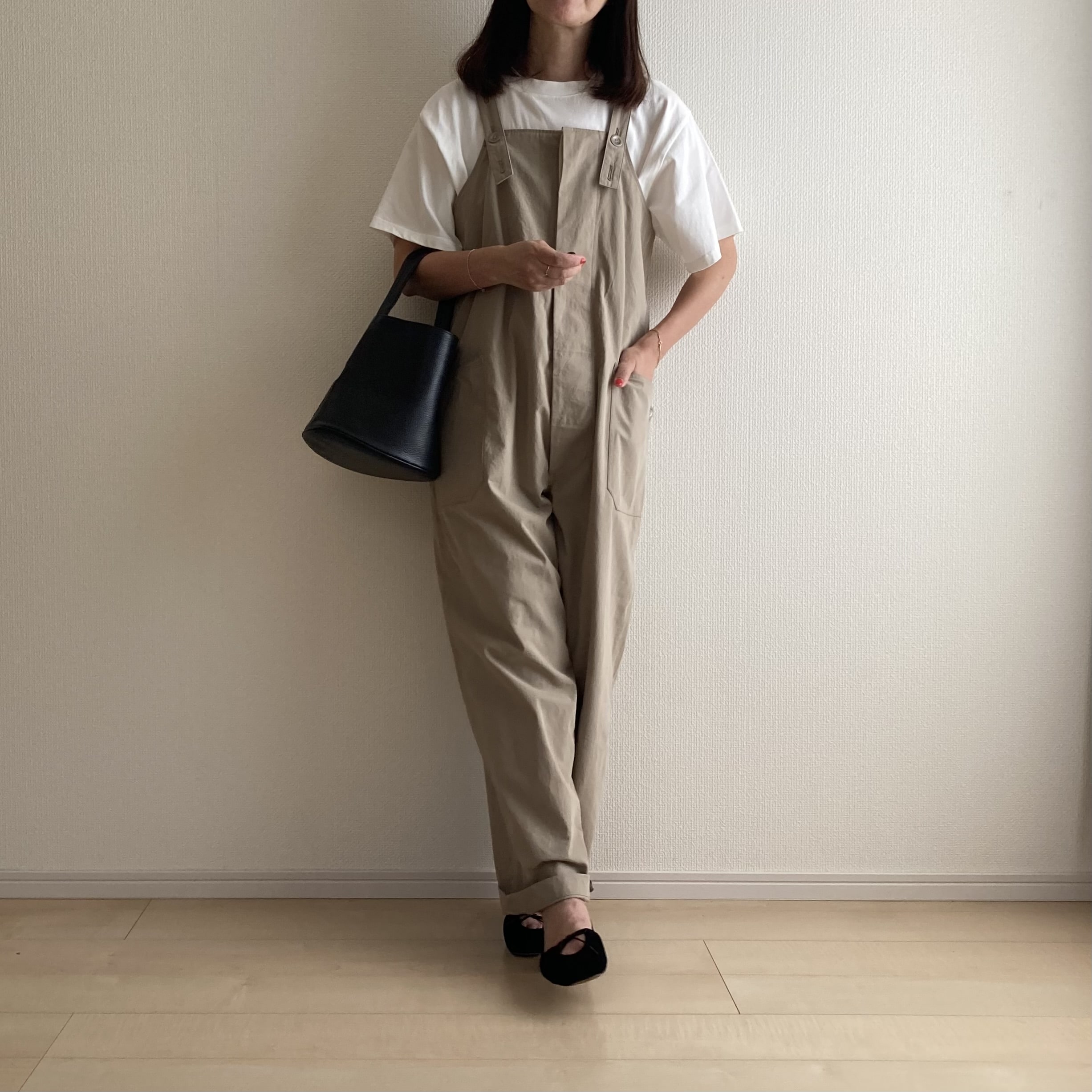 40代後半女性がおとなかわいいオーバーオールを着たところ