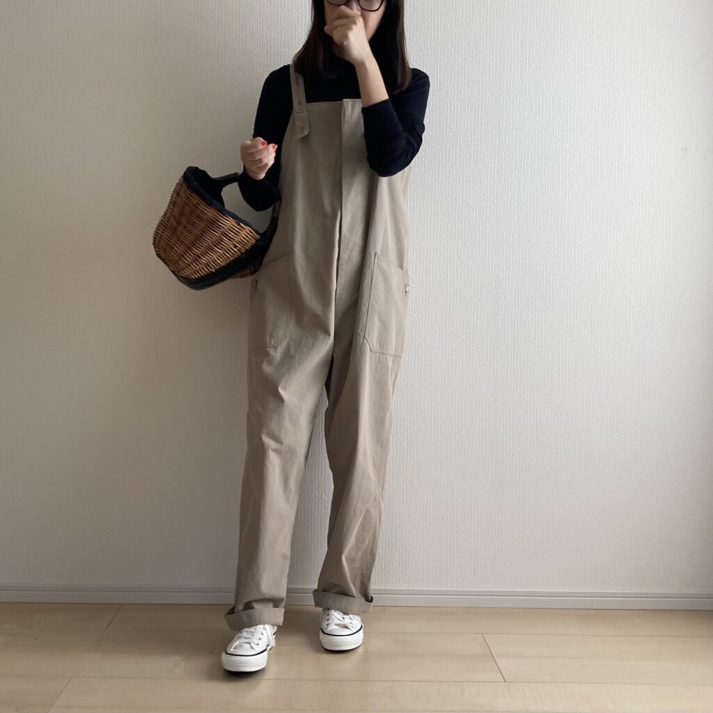 40代後半女性がおとなかわいいオーバーオールを着たところ