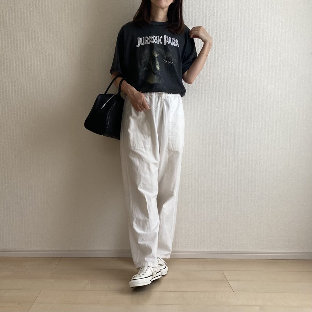 40代女性がGUのコラボTシャツを白ズボンに合わせた