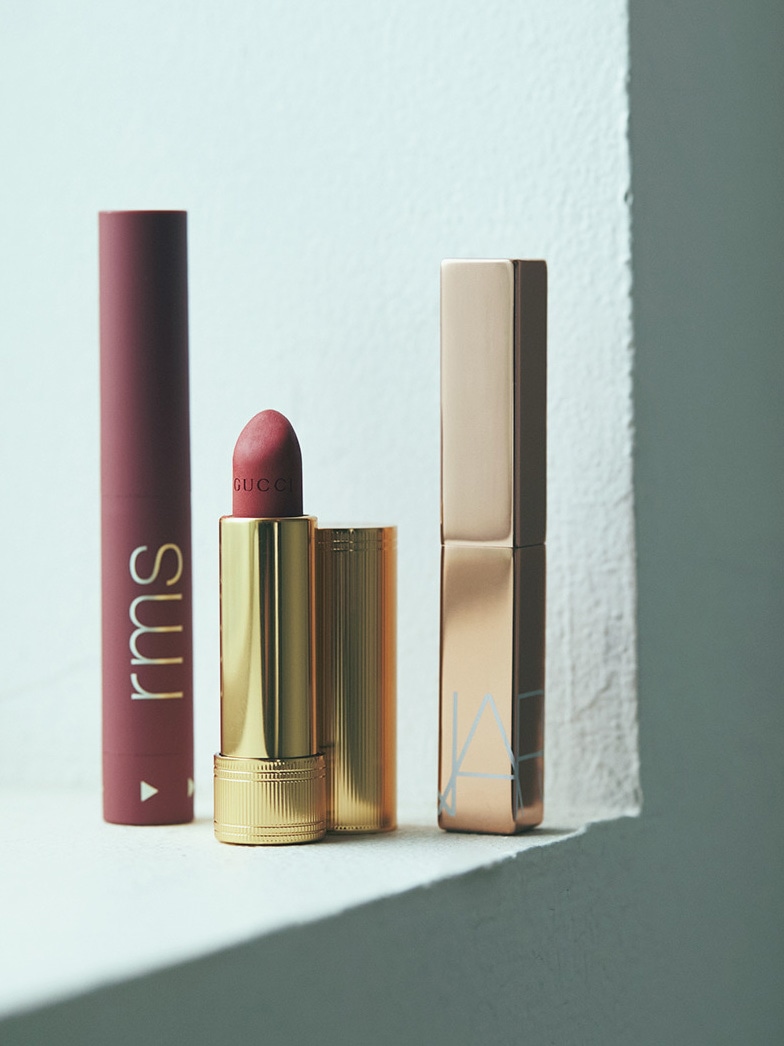 （右）NARS アフターグロー センシュアルシャイン リップスティック 217　（中）GUCCI ルージュ ア レーブル マット 312　（左）rms レジェンダリー セラム リップスティック ヌード ナオミ