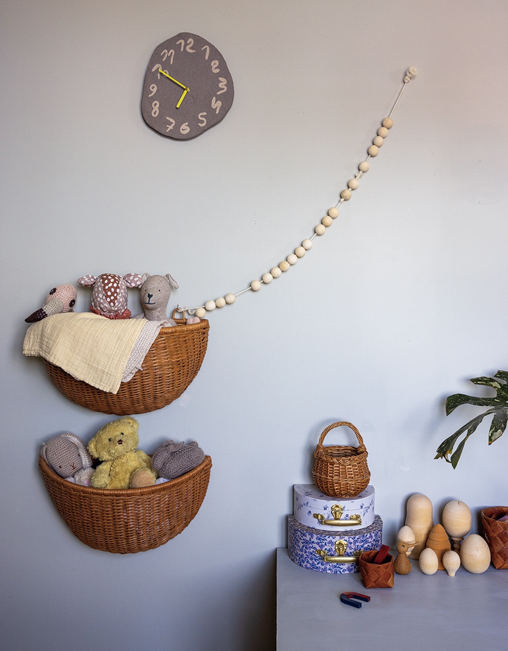 「ファーム リビング」のかごが収納スペースに