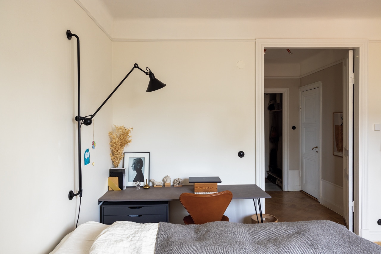 寝室には「ベルナール・アルバン・グラス」の照明を