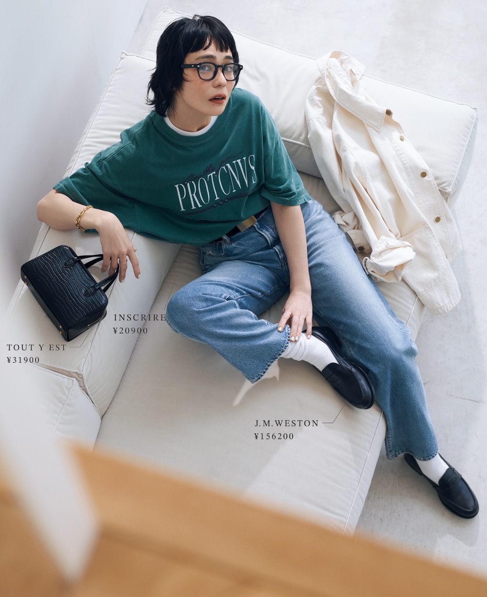 【TOUT Y EST（トゥティエ）】のスクエアバッグ、
【INSCRIRE（アンスクリア）】のベルト、
【J.M.WESTON（ジェイエムウエストン）】のローファーの黒小物 コーデ 竹下玲奈さん