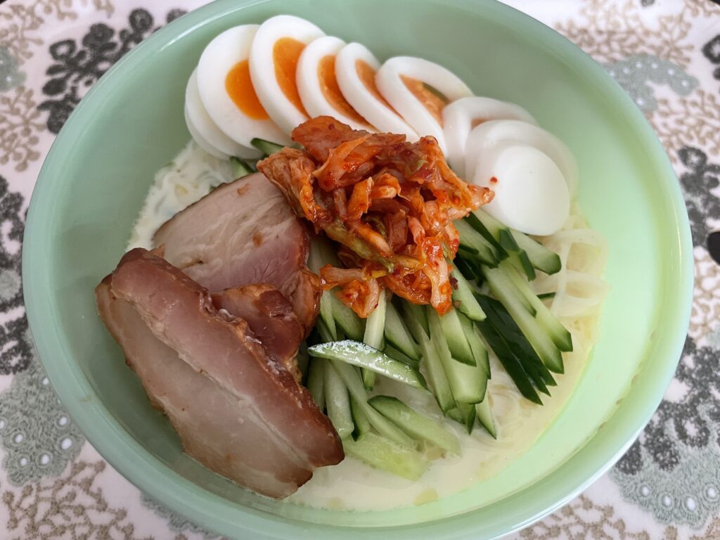 今井亮さんのレシピ「コングクス（韓国風豆乳そうめん）」を40代主婦が作ってみた写真。LEE8・9月合併号（2025年）の特集「エンタ麺でいこう」より。