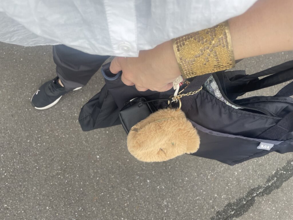 40代女性の2025年7月中旬コーデ、GUの白シャツとGUのグレーのシェフパンツを合わせている。腕にはメゾンルーバスのレースバングルを着けている。