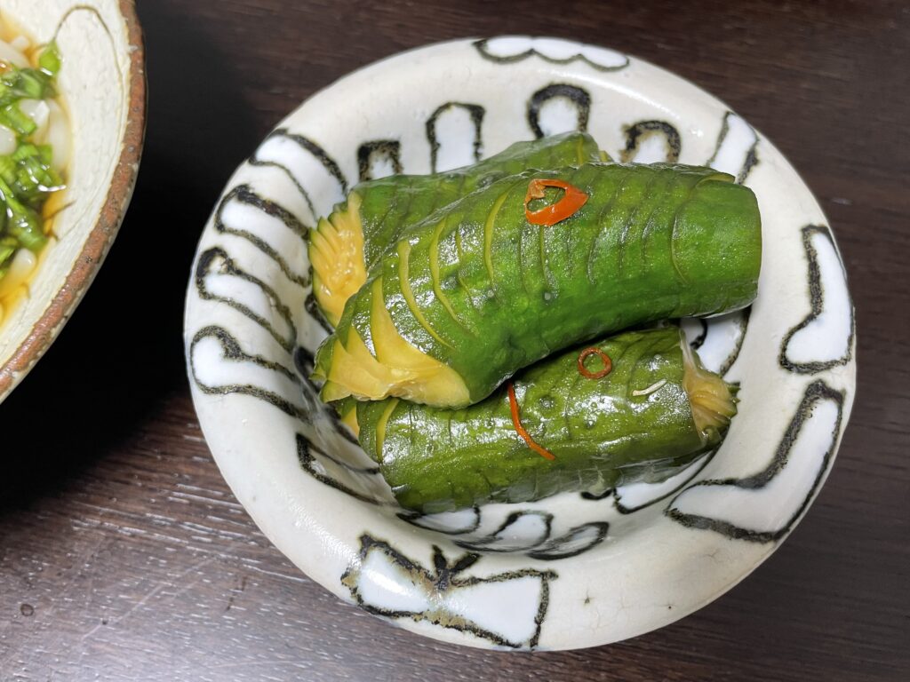 栗原はるみさんのレシピ「じゃばらきゅうり」を小鉢に盛り付けた写真。