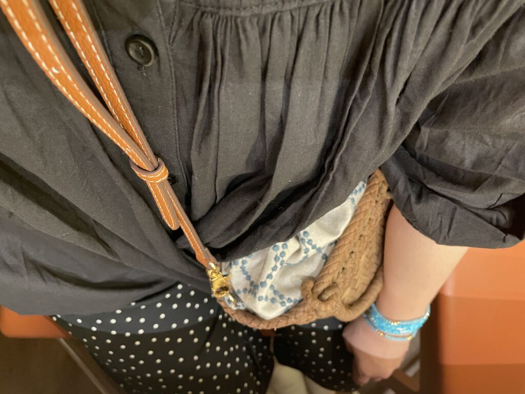 40代女性の2025年7月中旬コーデ、ボンジュールサガンの黒のピンタックブラウスにGUのドットワイドパンツを合わせている。Yama-Bikoのミニョンディスの山葡萄のかごバッグを提げている。