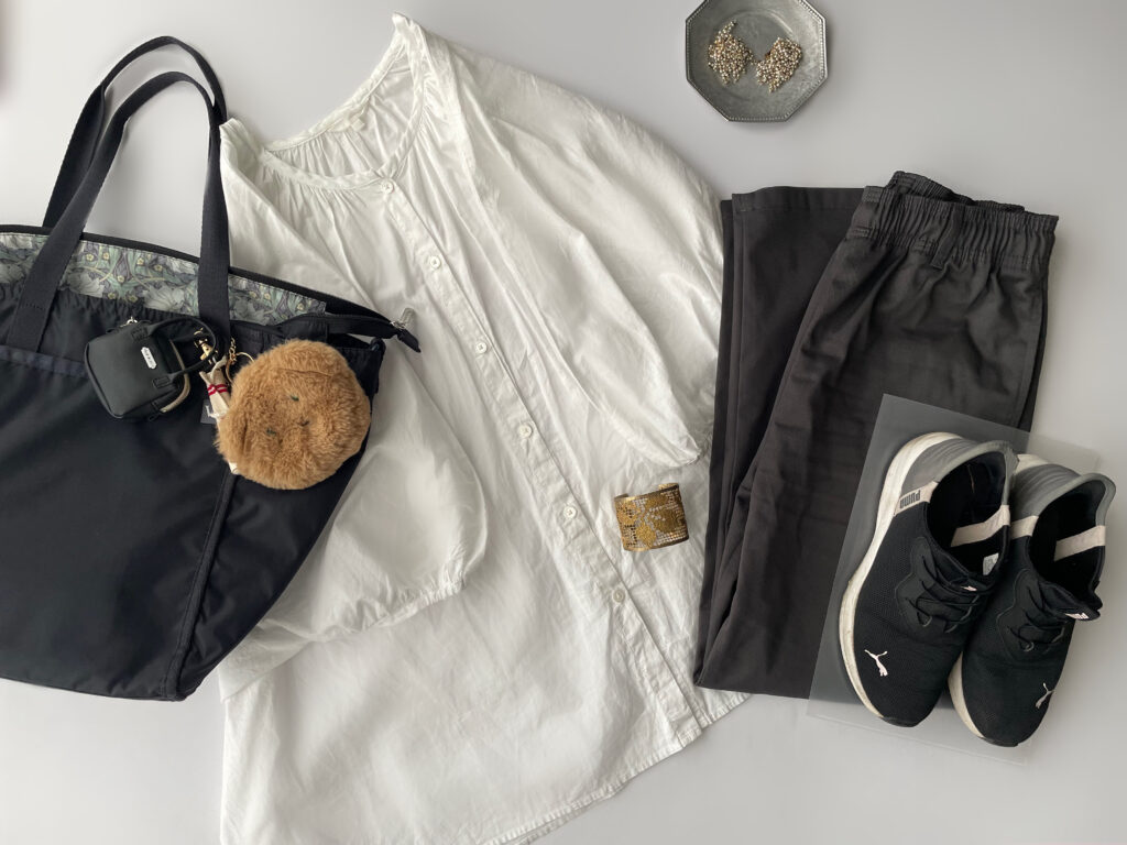 40代女性の2025年7月中旬コーデ、GUの白シャツとGUのグレーのシェフパンツを合わせている。