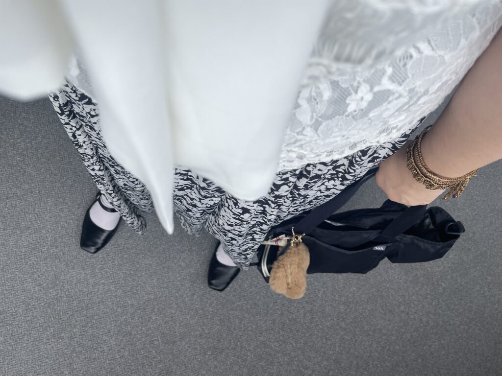 40代女性の2025年7月中旬コーデ、メルローのリボンブラウスとrpsの小花柄ワイドパンツを合わせた足元写真。