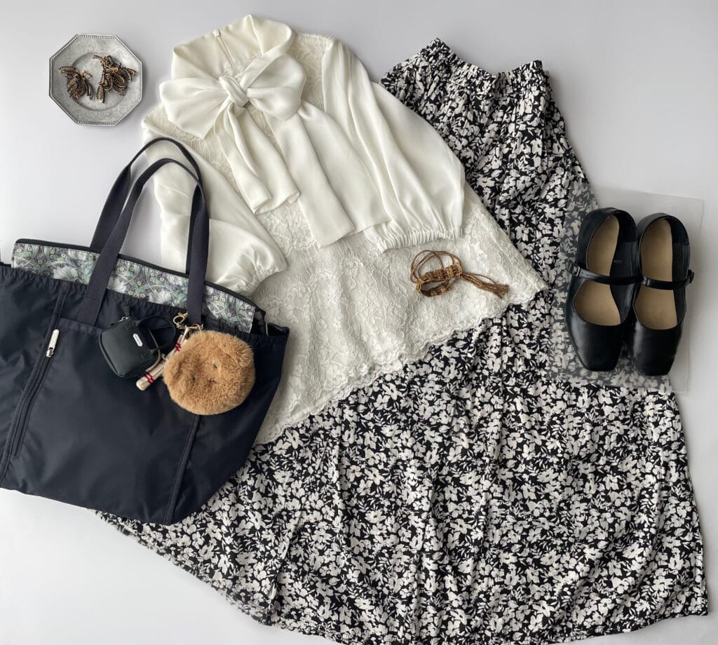 40代女性の7月中旬コーデ、メルローのリボンブラウスにrpsのスカート見え柄ワイドパンツを合わせている。