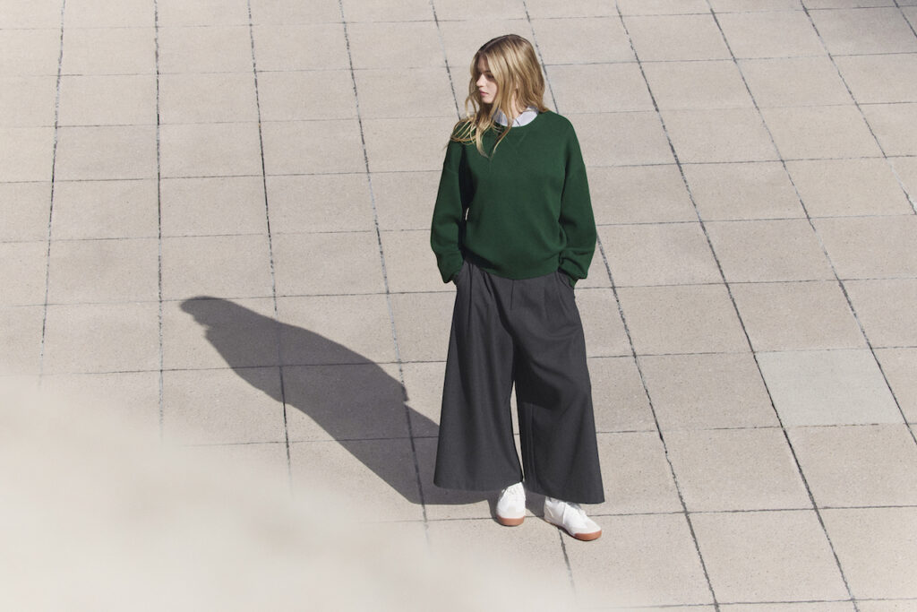 UNIQLO : C 2025 年 秋冬コレクション　スムースコットンクルーネックセーターモデル着用