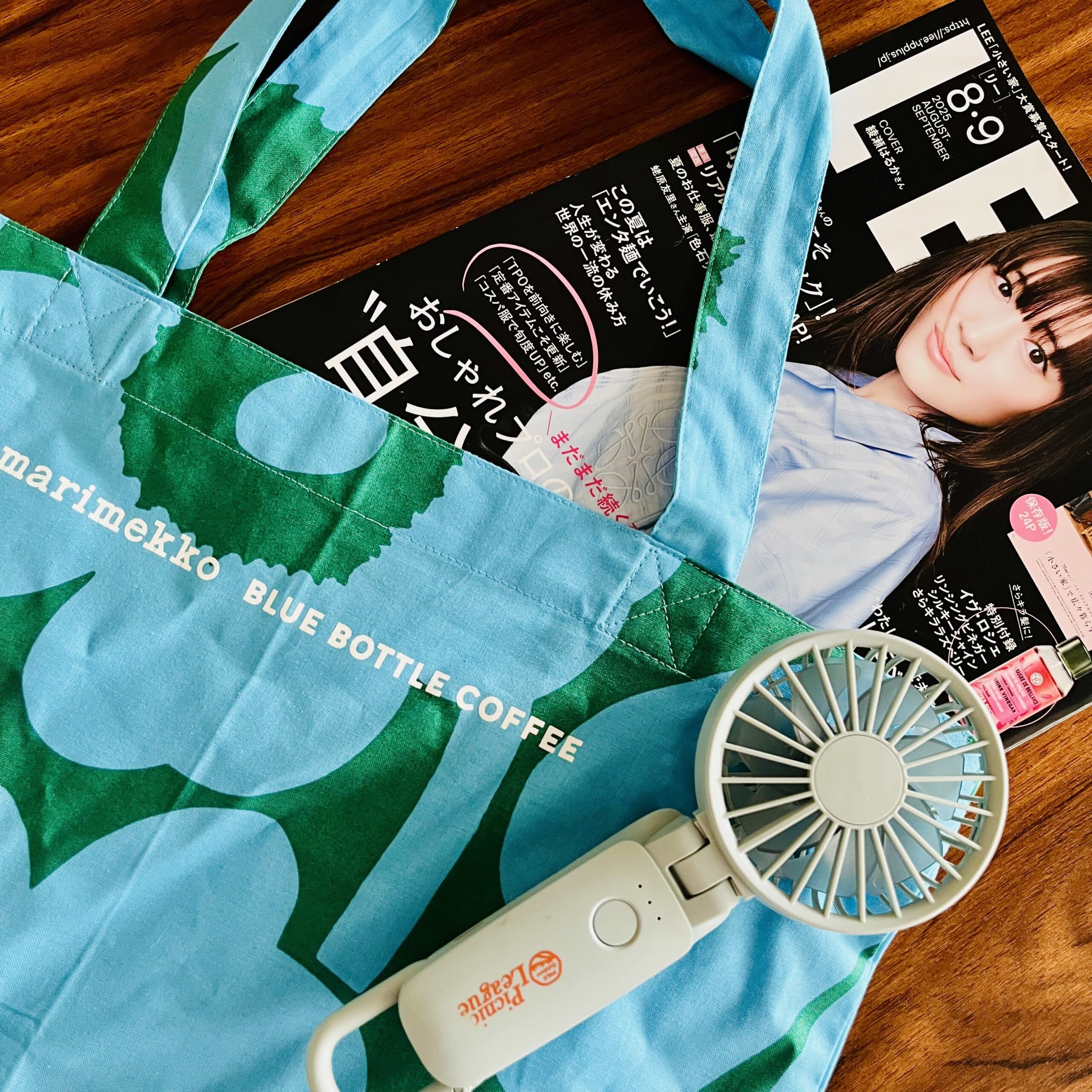 2025年LEE8・9月号とトートバッグとハンディファン