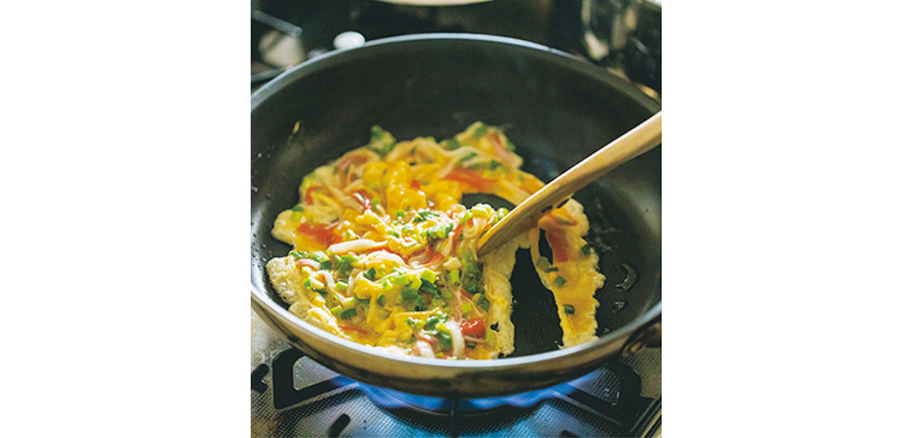卵を入れてすぐさっと大きく混ぜると、ふわとろに。木べらの動きが小さいと、卵がポロポロのいり卵状になってしまう