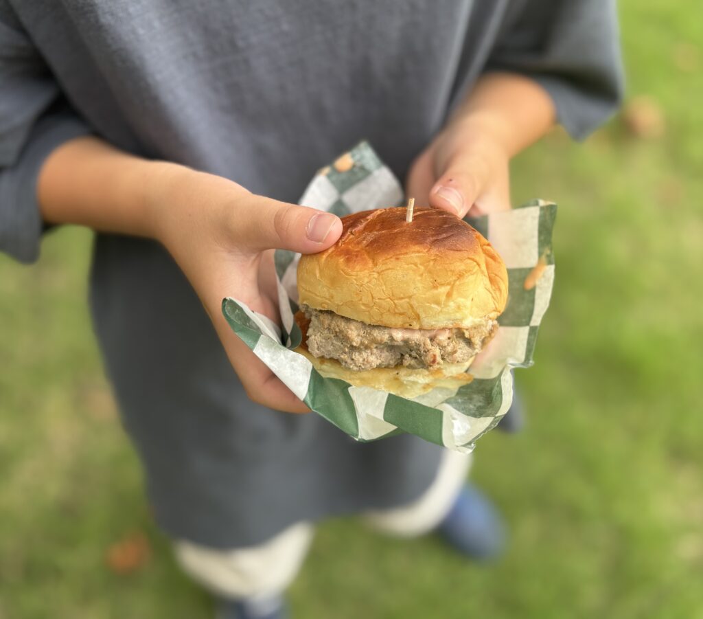 コストコのディナーロールを使ったハンバーガー