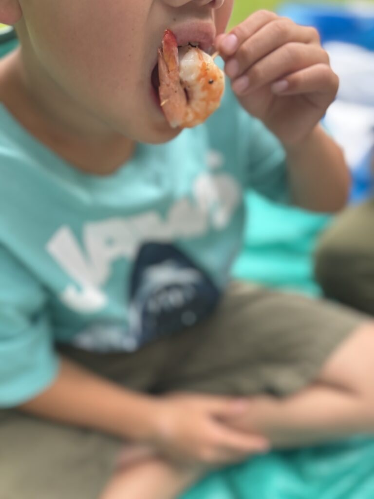 コストコ ガーリックシュリンプを子供が食べているところ