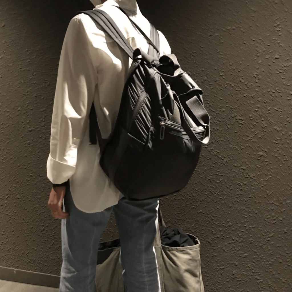 レスポートサック「CR URBAN BACKPACKシャドウグレーC」背負ったところ