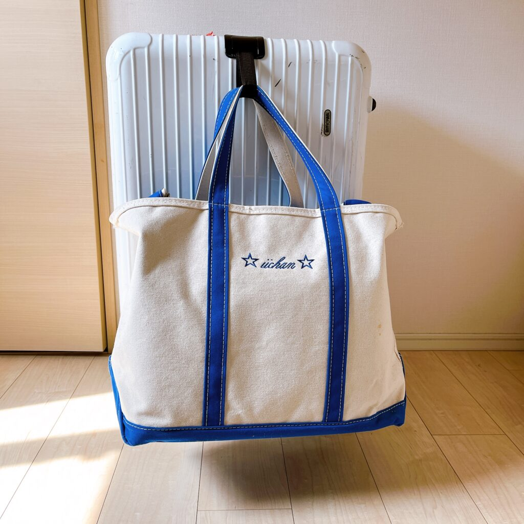 RIMOWAのスーツケースにL.L.Beanのトートをかけたところ