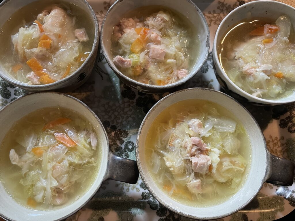 コウケンテツさんのレシピ「鶏とキャベツのスープ」をにんじん入りで40代主婦が作ってみた写真