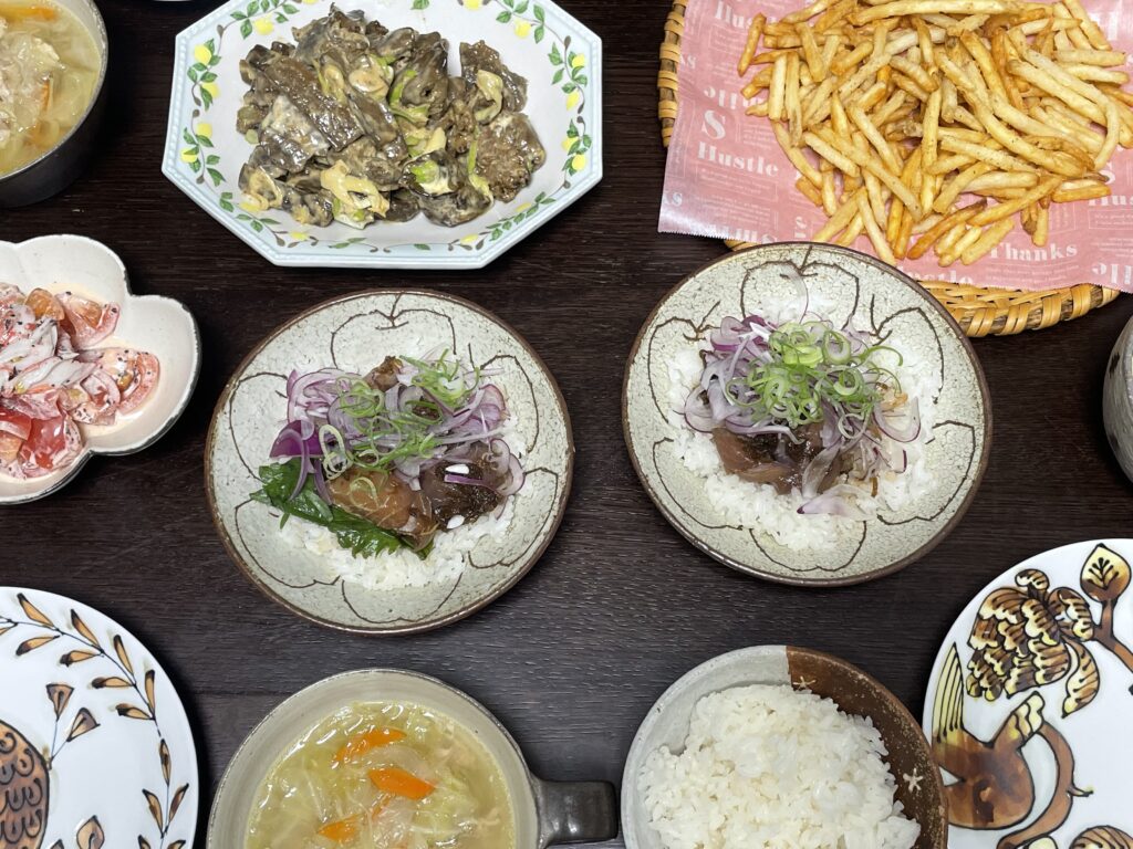 本多理恵子さんのレシピ「マグロのノリポキ丼」をお刺し身バラエティで代用して40代主婦が作ってみた写真【その1】