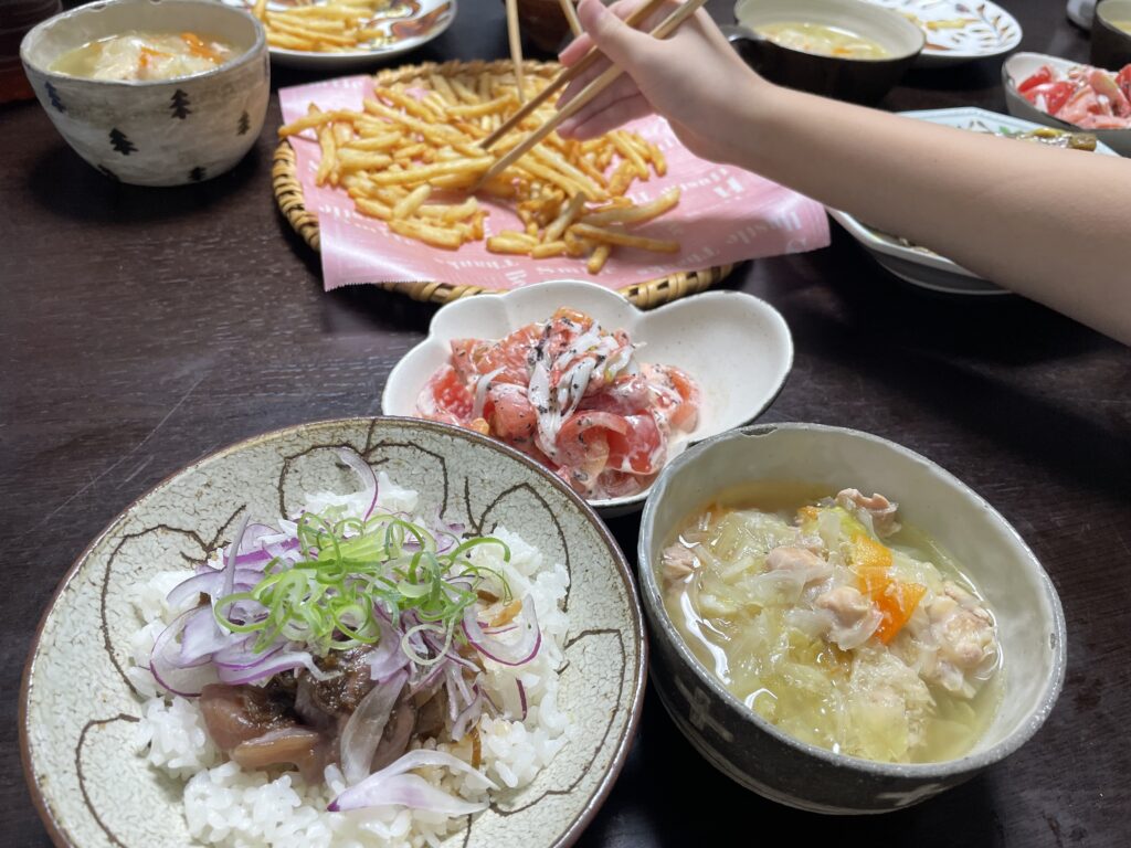 本多理恵子さんのレシピ「マグロのノリポキ丼」をお刺し身バラエティで代用して40代主婦が作ってみた写真【その2】