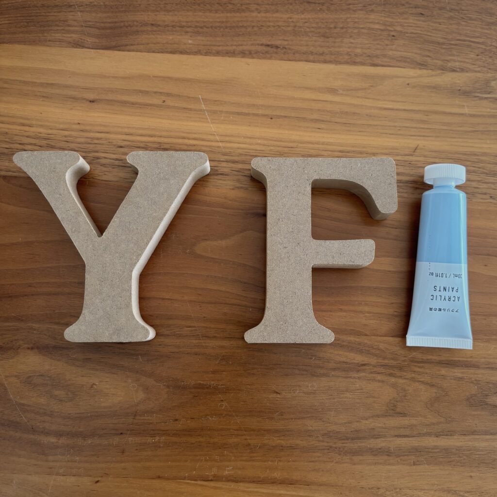 セリアで購入したアルファベットオブジェとアクリル絵の具