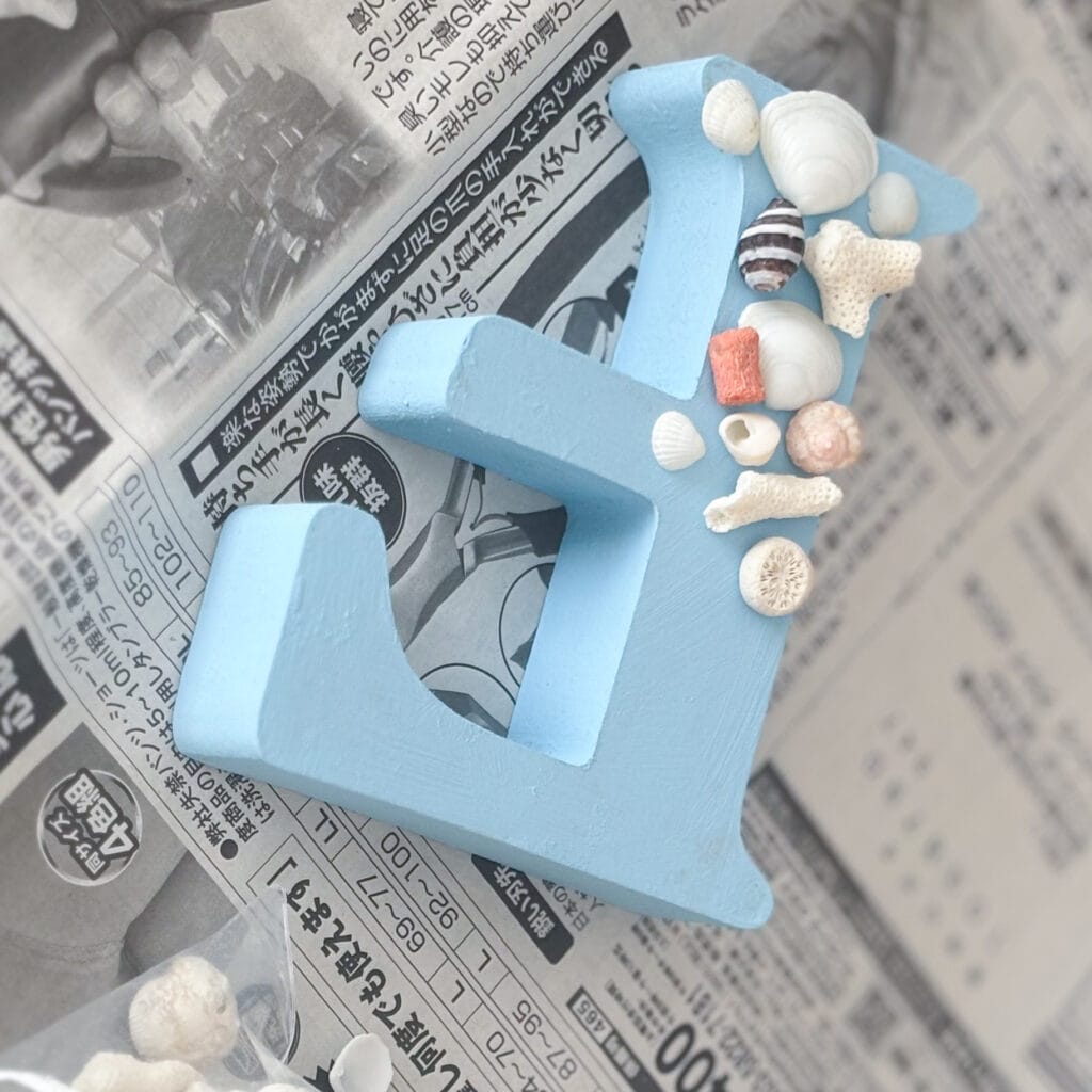 オブジェに貝殻を貼る様子