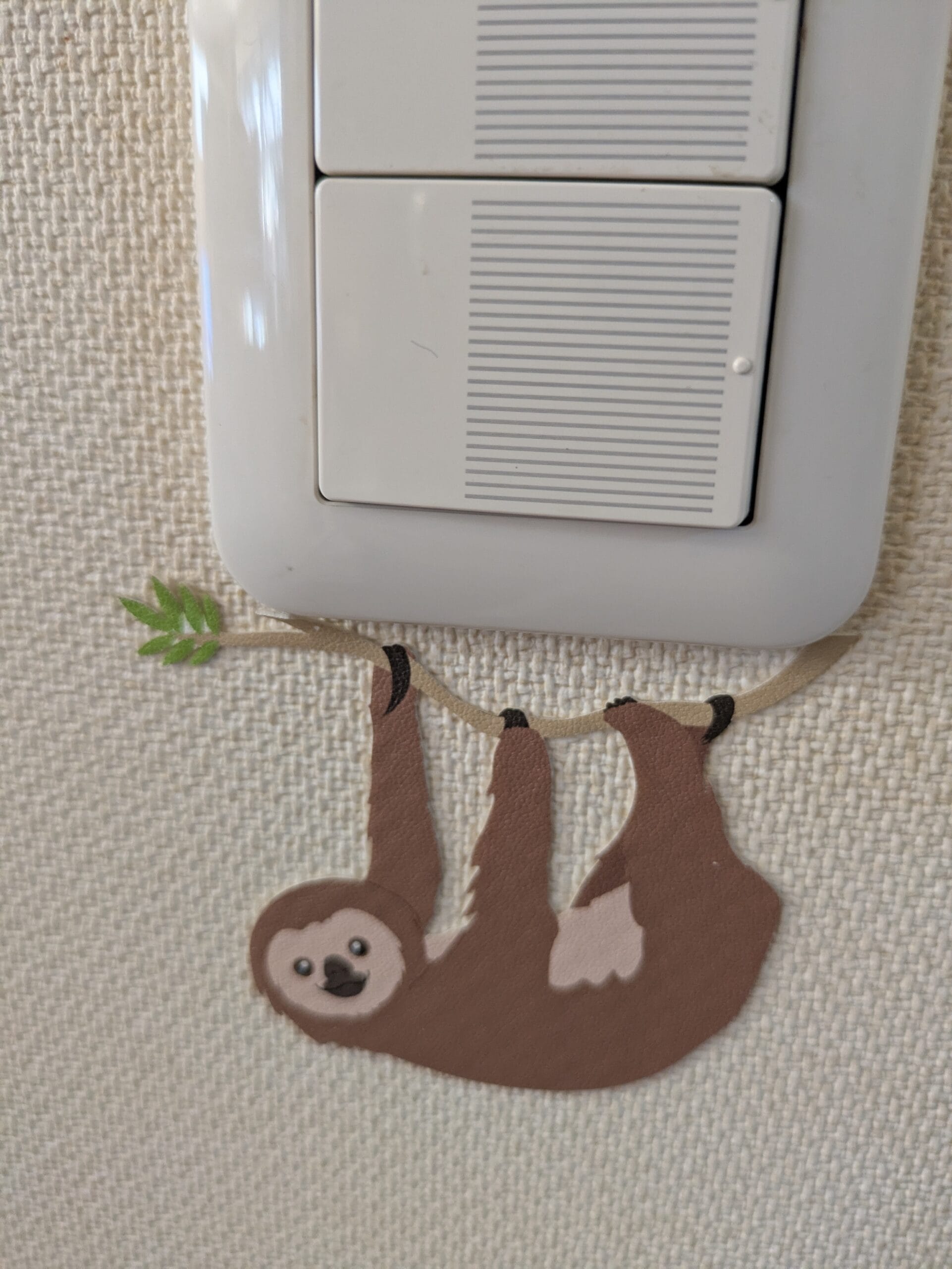 ナマケモノのスイッチシールを貼った壁