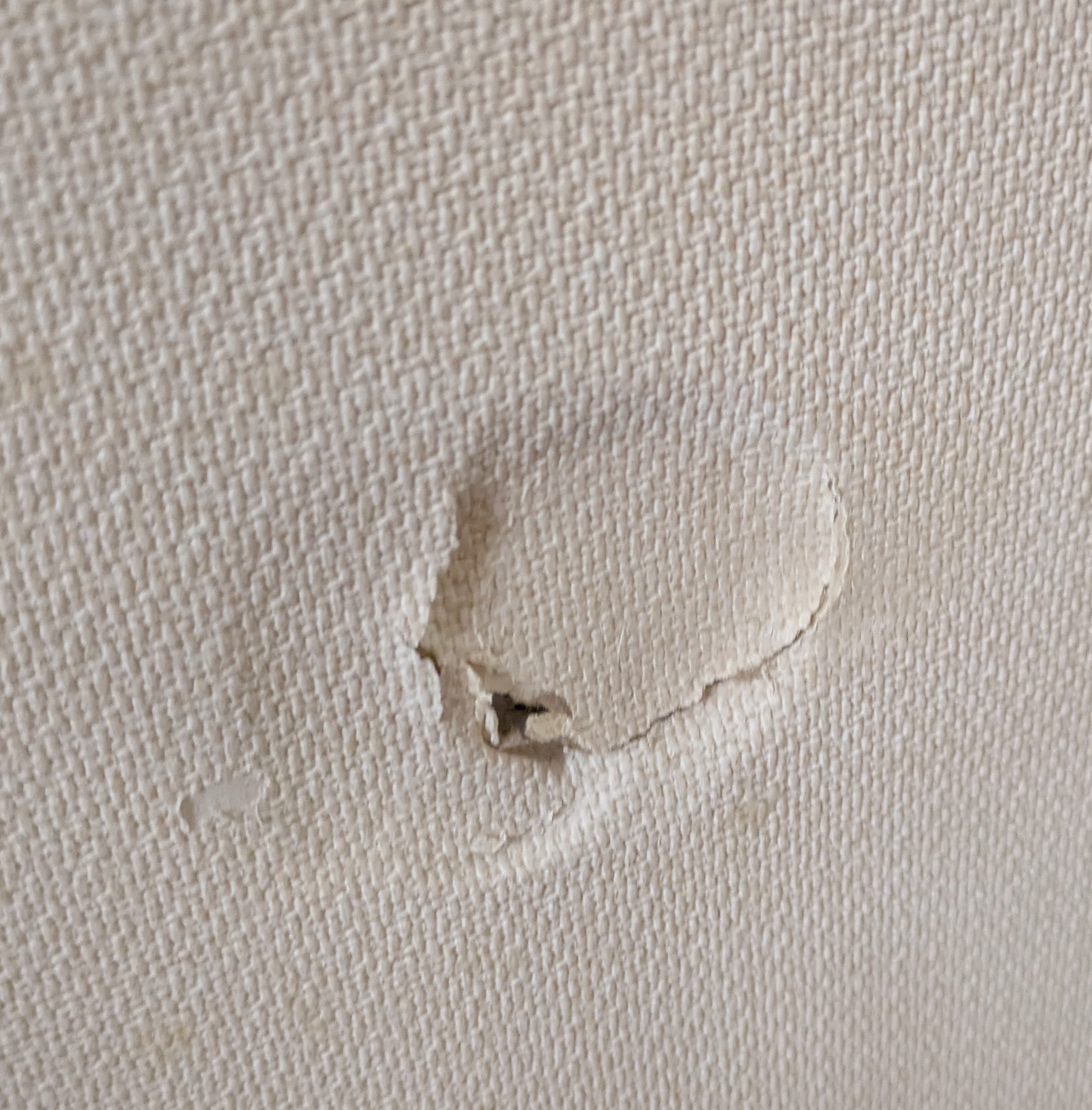穴の開いたDIY前の壁