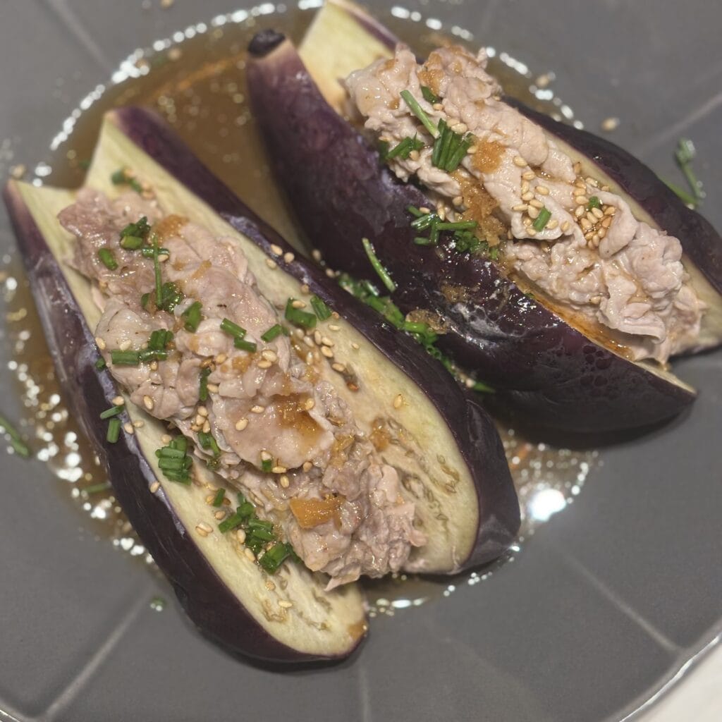 LEE100人隊が作った、なすに豚肉を挟んだ蒸し物