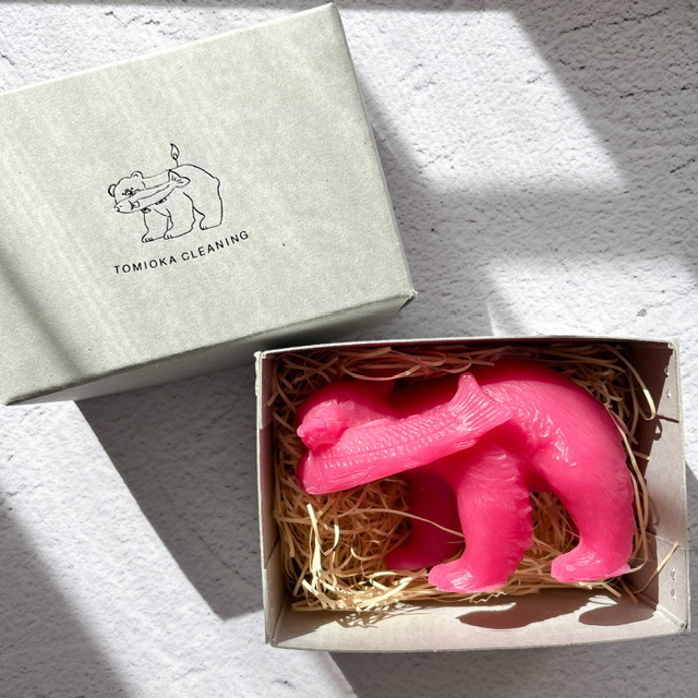とみおかクリーニング / 木彫り熊キャンドルのピンク箱入り写真