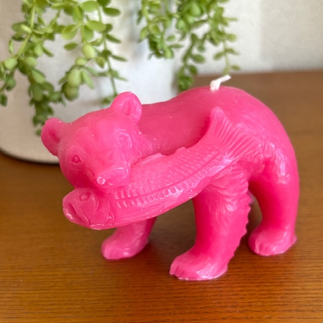 とみおかクリーニング / 木彫り熊キャンドルのピンクの親熊写真