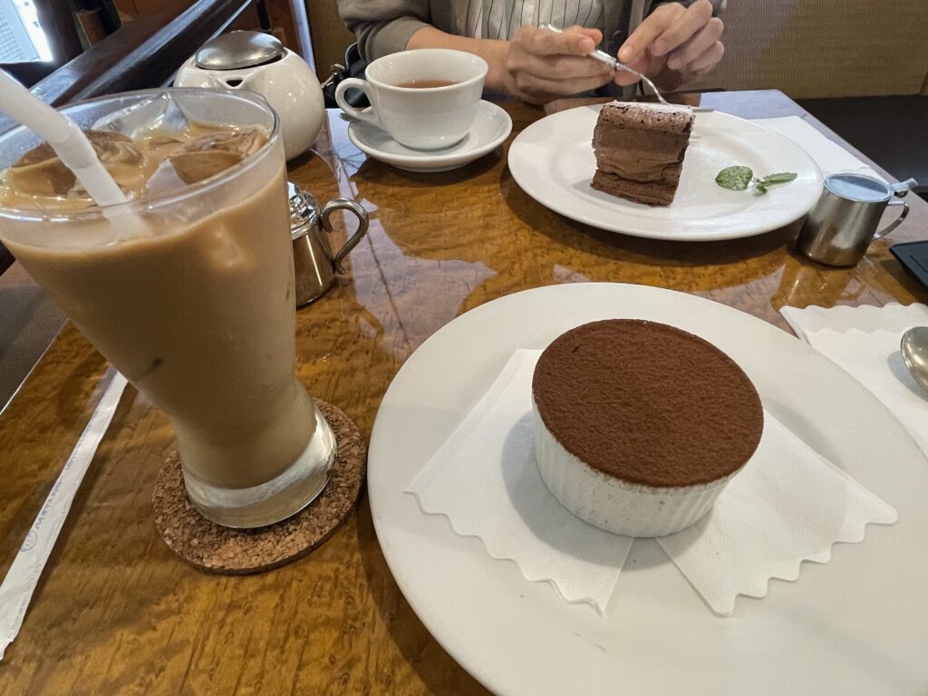 レトロな喫茶店でお茶をしている写真