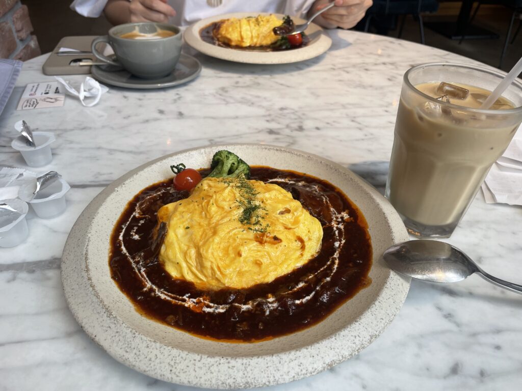 ビーフシチューオムライスを渋谷のフリーマンカフェで