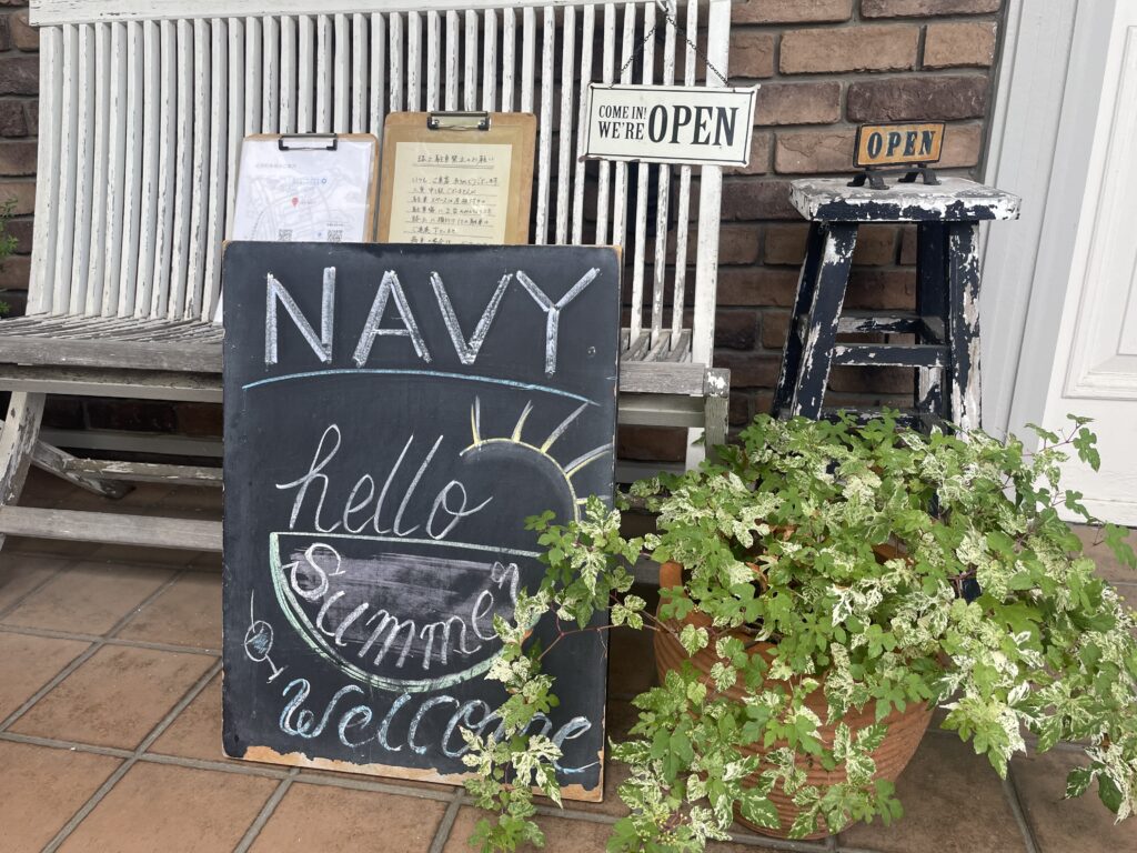 2025年7月のカフェネイビーのウェルカムボード。
